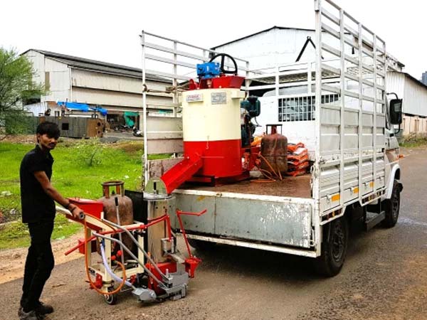 thermoplastic road marking machine